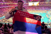 Dodik sa zastavom Republike Srpske na meču Srbija - SAD (VIDEO)