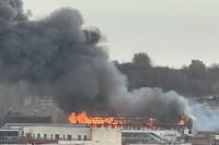 Избио пожар на крову зграде, гаси га 17 ватрогасаца са седам возила