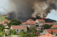 Пожар на Дојрану захватио три куће, становништво евакуисано