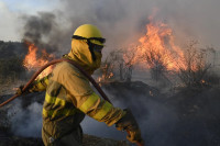 Стотине ватрогасаца покушавају да исконтролишу пожар на двије локације