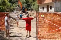 Hrabre žene staju pred bagere u odbrani rijeke Une (VIDEO)