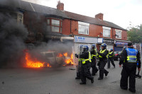 Хаос у Британији: Демонстранти напали хотел у коме су смјештени мигранти