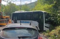 Autobus sletio s puta, izvlačio ga kran