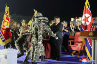 Ким Џонг Ун надгледао испоруку 250 нових лансера за тактичке балистичке пројектиле