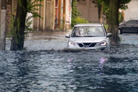 Jeziva slika poplavljenog grada, nevrijeme odnijelo desetine života (VIDEO)