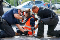 Њемачка полиција спроводи рације против активиста након што су блокирали аеродроме