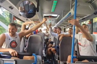 Žurka srpskih košarkaša počela u autobusu (VIDEO)