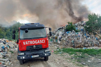 Vatrogasci u Kotor Varošu danima gase požar na deponiji: Građane guše dim i smrad