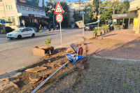 Haos u banjalučkom naselju: Polomljeni saobraćajni znakovi i žardinjere (FOTO)