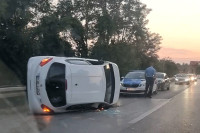 Automobil završio na boku, povrijeđen vozač