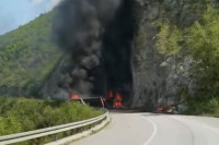 Izgorio kamion na putu Višegrad - Vardište, obustavljen saobraćaj (VIDEO)