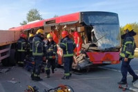 Stravičan udes autobusa i kamiona: Najmanje jedna osoba poginula, više od 20 povrijeđenih