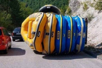 Prevrnuo se kombi natovaren čamcima za rafting (FOTO)