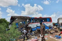 Najmanje 14 ljudi poginulo, 29 povrijeđeno u sudaru autobusa i kamiona