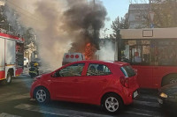 Zapalio se kombi sa novcem, vatrogasci jedva obuzdali plamen