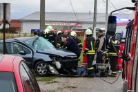 Težak udes: Automobil se zabio u banderu