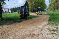 Nasipaju put do škole u Adi: Učenici neće više prolaziti kroz lokve i blato