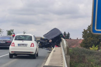 Тешка саобраћајка: Мајка погинула, три дјевојчице повријеђене